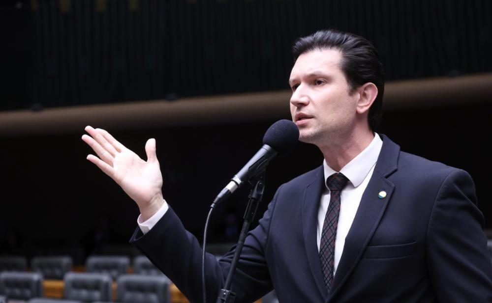 Deputado discursando em plenário legislativo