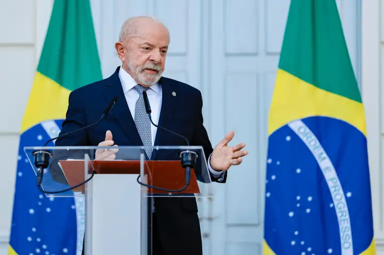 Ilustração do Congresso Nacional e do STF em cenário de disputa institucional sobre emendas parlamentares.