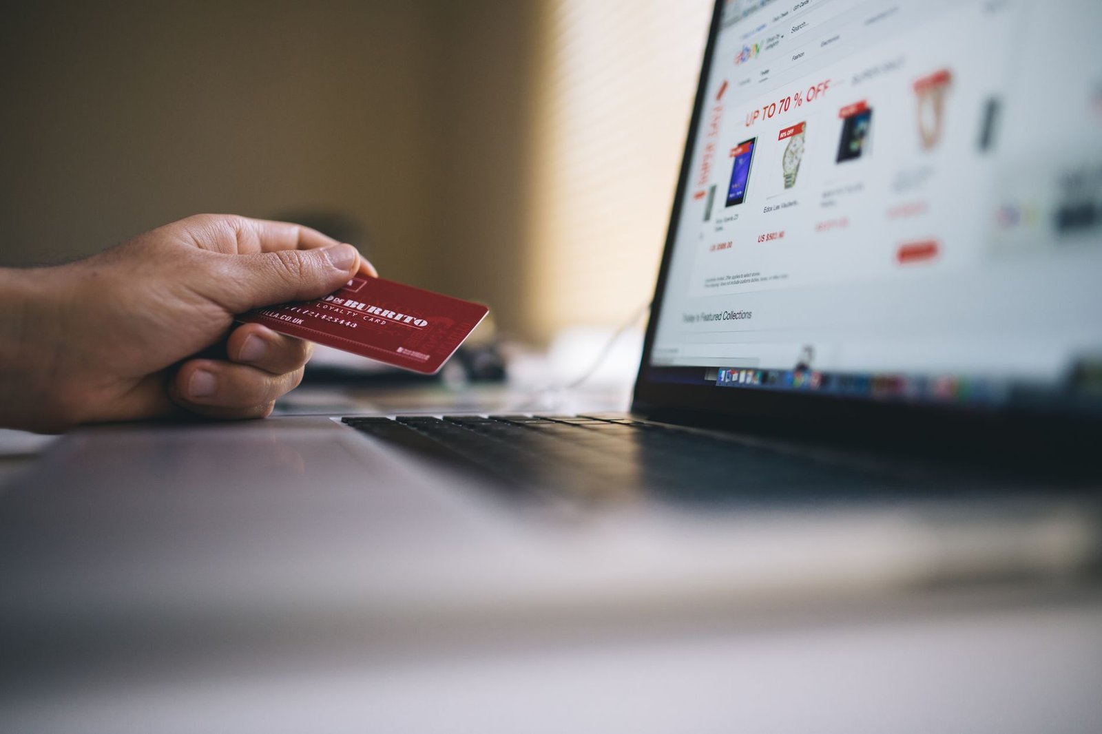 Ilustração sobre compras internacionais online e a possível mudança no imposto para encomendas de até US$ 50.